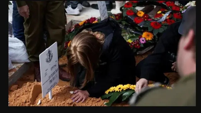 Ni iboji oku, awọn eeyan gbe ododo wa