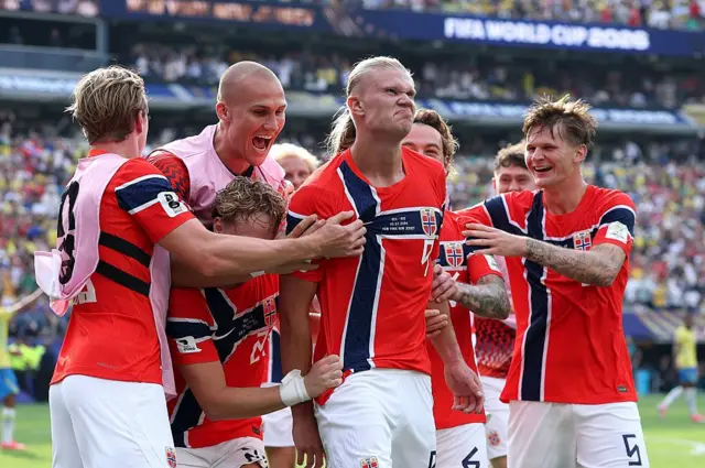 El equipo de Noruega celebra un gol en el Mundial 2026.