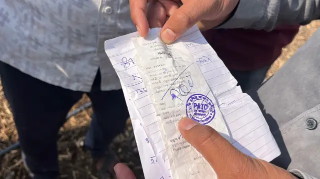 मका विक्रीच्या पावत्या दाखवताना रमेश बोरसे