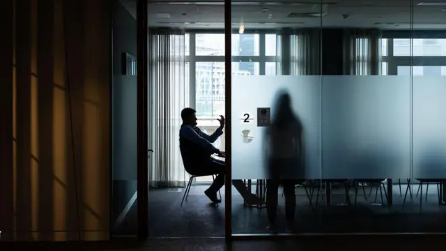 ਆਫਿਸ ਵਿੱਚ ਗੱਲ ਕਰਦੇ ਲੋਕ