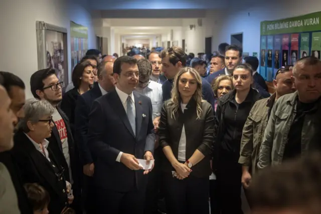 Экрем Имамоглу и его жена Дилек стоят в очереди, чтобы проголосовать на выборах 31 марта 2024 года в Стамбуле, Турция