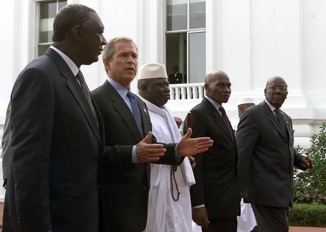 Les présidents Kuffour (Ghana), Bush (Etats-Unis), Jammeh (Gambie), Wade (Sénégal) et Kabbah (Sierra Leone) à Dakar en 2003.