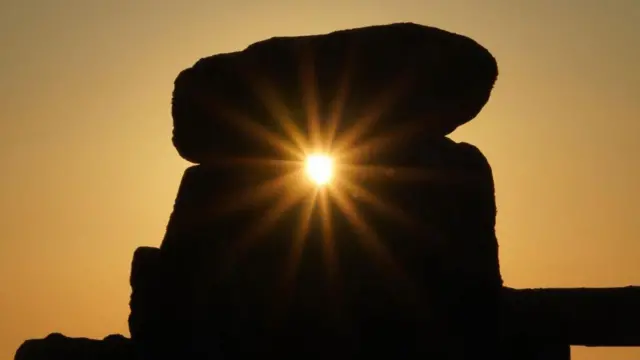 Matahari terbit di Stonehenge, dekat Amesbury, di Wiltshire, Inggris selatan pada tanggal 21 Juni 2024, selama festival Summer Solstice, yang sudah ada sejak ribuan tahun lalu.