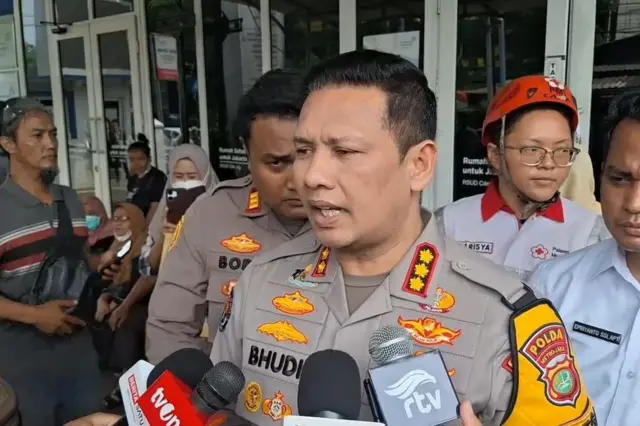 Kabid Humas Polda Metro Jaya, Kombes Pol Budi Hermanto saat memberikan keterangan pers di RSUD Cilincing, Jakarta Utara, Kamis (11/12/2025)