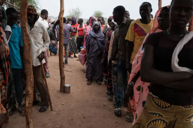 آلاف من نازحي الحرب في السودان ينتظرون أملا من مؤتمرات السلام المتتالية 