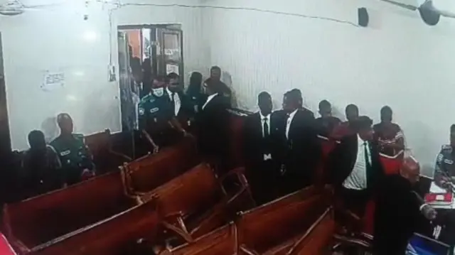 বরিশালে বিচারকের উপস্থিতিতেই আদালতে হট্টগোল করেন কয়েকজন আইনজীবী