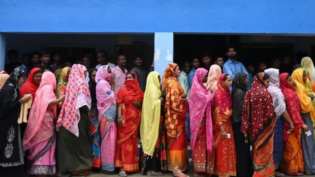 मतदान के लिए कतार में खड़ी महिलाएं
