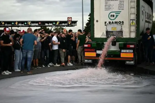 2023 साली फ्रान्समध्ये वाईन उत्पादकांनी देशात स्पेनमधून वाईन आयात करण्याच्या निर्णयाला विरोध म्हणून एका टँकरमधून वाईन रस्त्यावर ओतली होती. 