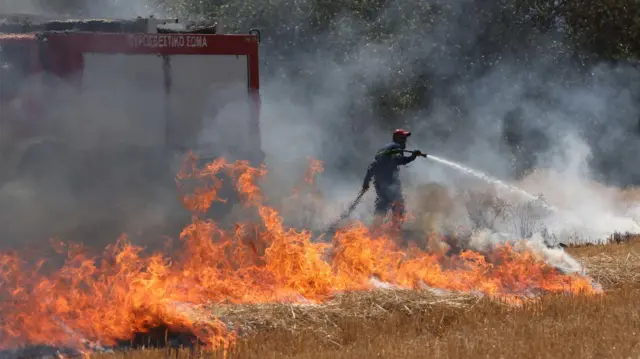 Bombeiros tentam apagar incêndio