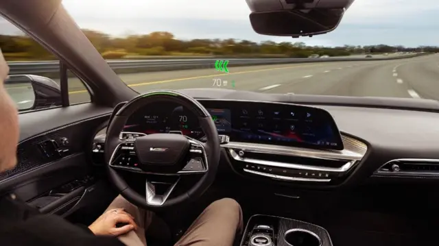 از امکانات لیریک V یک سیستم جدید برای نمایش اطلاعات روی شیشه جلو است