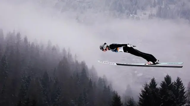 Французький стрибун Марко Гейніс прорізає повітря гострими лініями, його тіло — лезо на зимовому полотні. 