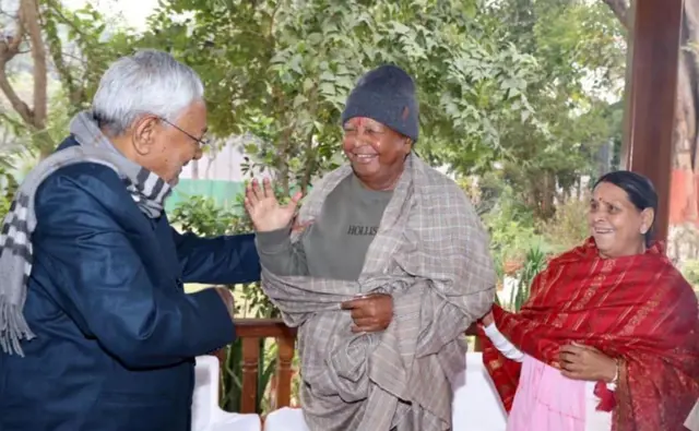 लालू यादव और राबड़ी देवी के साथ नीतीश कुमार