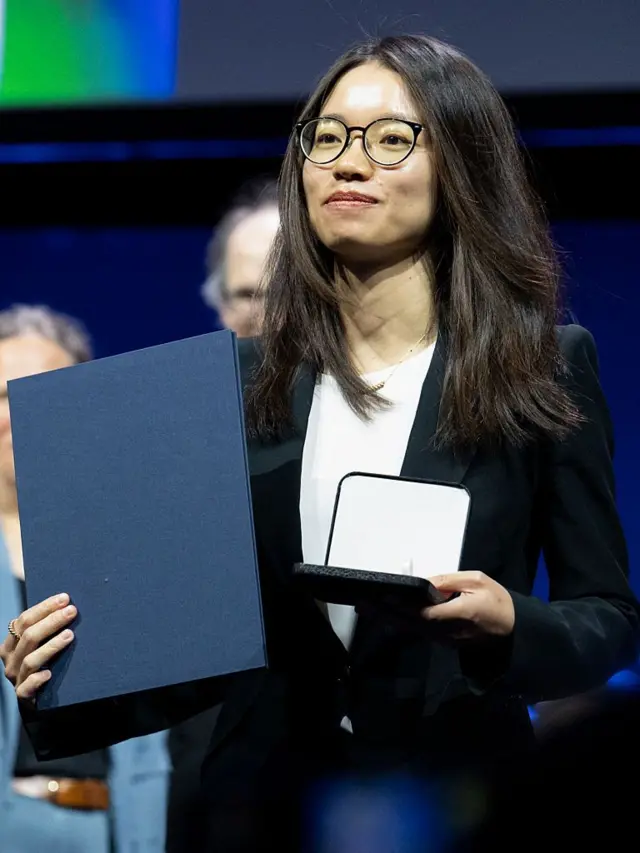 Wang al recibir el premio