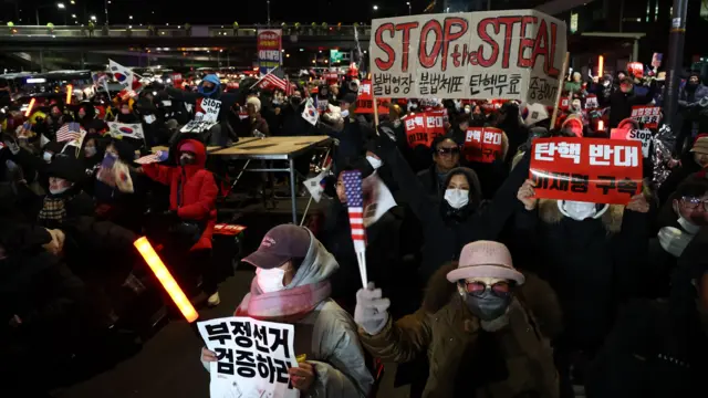 尹锡悦支持者在官邸外集会，试图阻止调查人员执行逮捕令（03/01/2025）