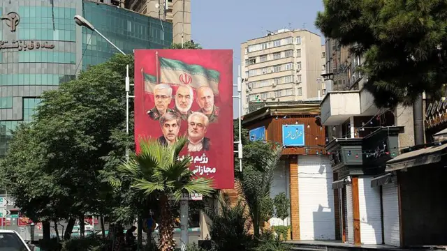 အစ္စရေးတိုက်ခိုက်မှုကြောင့် သေဆုံးသွားတဲ့ အီရန်တပ်မှူးတွေနဲ့ နျူပညာရှင်တွေကို ဂုဏ်ပြုထားတဲ့ ပိုစတာ