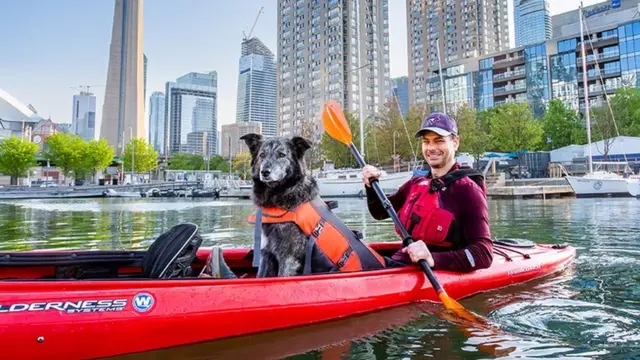Molly iyo Toby Heaps kayak oo ku sugan harada Ontario