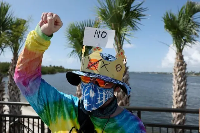 Um manifestante perto da casa do presidente Donald Trump em Mar-a-Lago, em West Palm Beach, Flórida