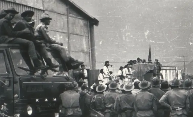 Яремчук з музикантами "Смерічки" виступає в Афганістані