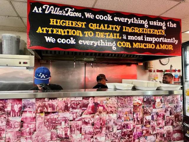 Imagem de pessoas trabalhando no Villa's Tacos