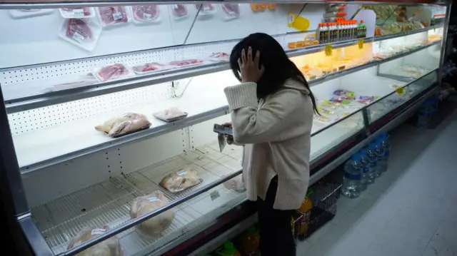 Una mujer comprando en un supermercado en medio de la escasez de alimentos provocada por los bloqueos de carreteras durante las protestas contra el gobierno del presidente Rodrigo Paz, en La Paz, Bolivia, el 18 de mayo de 2026.