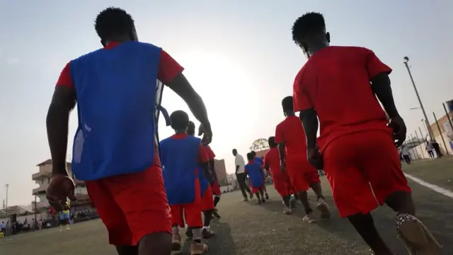 مجموعة من اللاعبين أثناء دخولهم الملعب.
