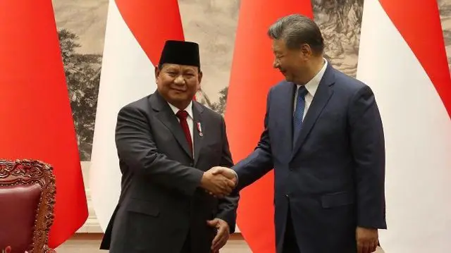 Presiden Prabowo Subianto menyalami Presiden Xi Jinping sebelum menyaksikan MoU antara kedua negara di Balai Besar Rakyat, Beijing, China pada Sabtu (9/11/2024).