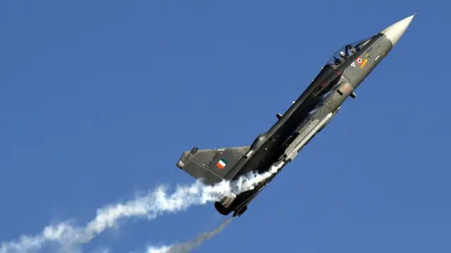 ভারতে নির্মিত তেজস লাইট কমব্যাট এয়ারক্র্যাফট
