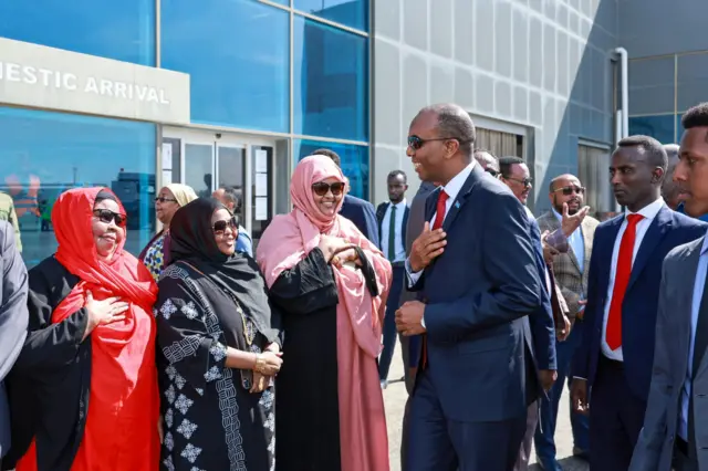 Ra'iisul Wasaaraha oo aan gacan qaadayn dumar kusoo dhaweeyay Garoonka Diyaarada ee Muqdisho