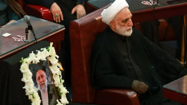 از راست غلامحسین محسنی اژهای رئیس قوه قضائیه در کنار کرسی ابراهیم رئیسی که در سقوط هلیکوپتر کشته شد
