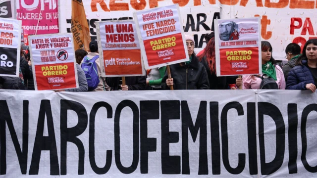 Demonstrasi menuntut keadilan tiga perempuan muda yang dibunuh terkait kartel narkoba di Argentina.