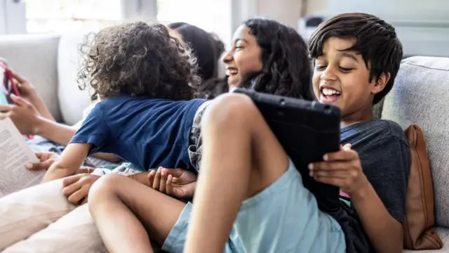 செல்போனில் வீடியோக்களை பார்ப்பது குழந்தைகளின் மூளையை எவ்வாறு பாதிக்கலாம்?