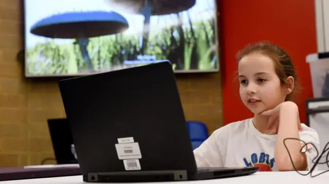 طفلة تمارس لعبة روبلوكس