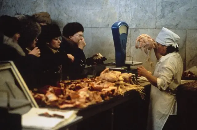 Leninqradda toyuq növbəsi, 1989