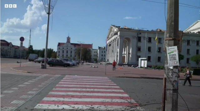 চেরনিহিভ শহরের ওই থিয়েটারে একটি সামরিক ইভেন্ট চলছিল।