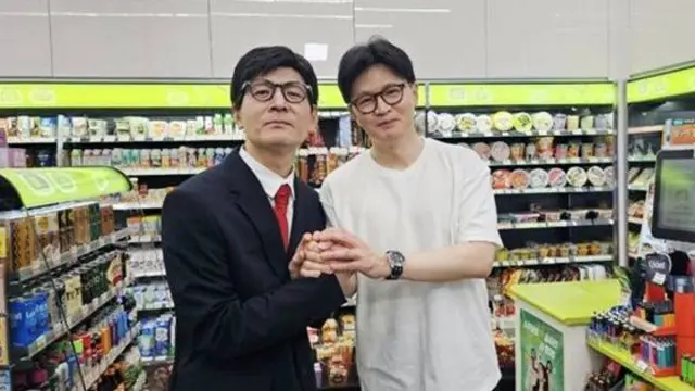 한동훈 국민의힘 대선 경선 후보가 쿠팡 플레이 SNL에서 자신을 흉내내는 정성호 개그맨과 함께 출연했다