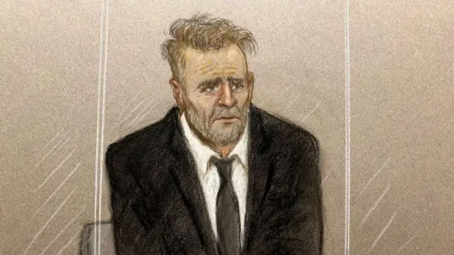 リヴァプール刑事法院に出廷したドイル被告の法廷スケッチ画。黒いスーツに黒いネクタイを締めている