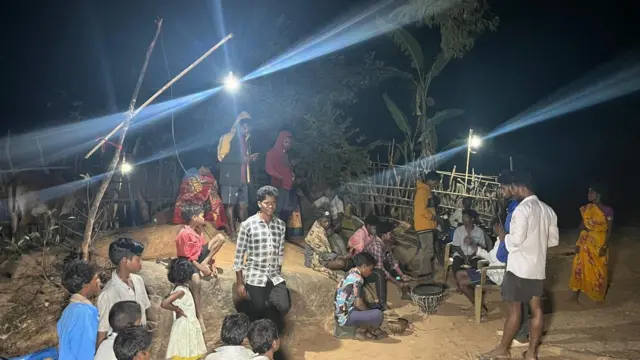 విద్యుత్ బల్బ్ వెలుగులో గ్రామ సమావేశం