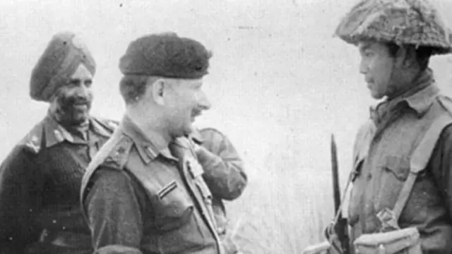 सॅम माणेकशॉ भारतीय जवानासोबत 