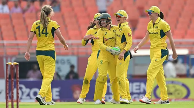 विकेट लेने का जश्न मनाती आस्ट्रेलिया की टीम