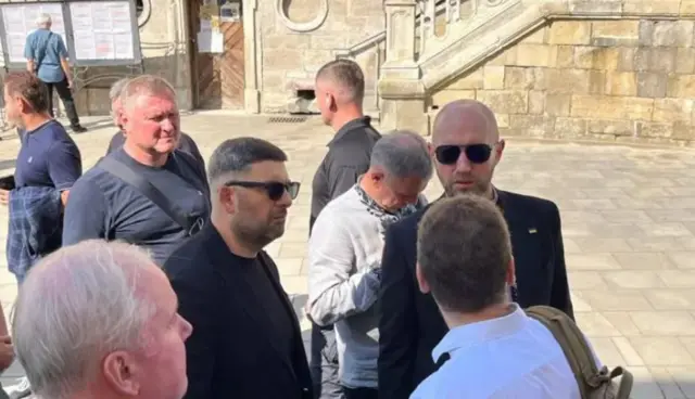 Колишні премʼєр-міністри України Володимир Гройсман і Арсеній Яценюк на похороні Андрія Парубія 