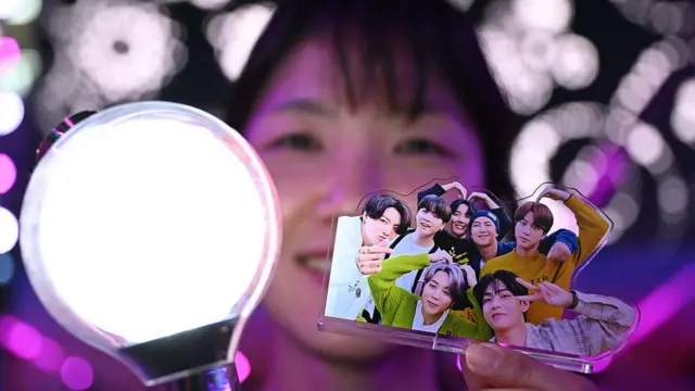 Учасниця міжнародної фанспільноти ARMY з мерчем BTS