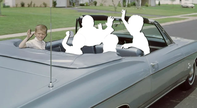 L'illustration montre un garçon à l'arrière d'une voiture conduite par ses parents, dans un décor neutre.