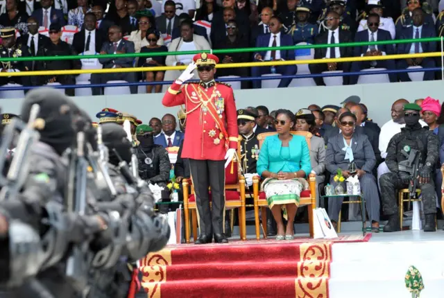 Brice Oligui Nguema, le président de transition du Gabon, président du Comité pour la transition et la restauration des institutions et commandant en chef de la Garde républicaine gabonaise salue lors d'un défilé militaire pour la fête de l'indépendance du Gabon à Libreville, le 17 août 2024. 