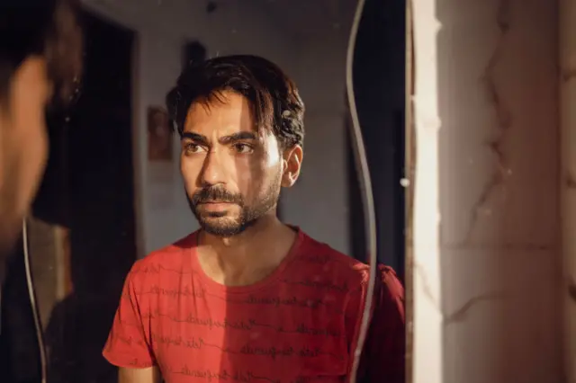 रागावलेला माणूस आरशात पाहाताना