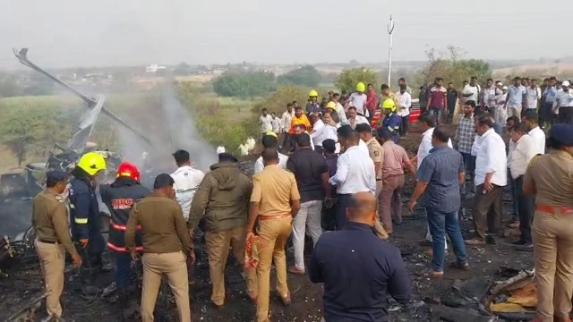 दुर्घटना के बाद राहत और बचाव के लिए प्रशासन के साथ स्थानीय लोग भी पहुंचे थे.