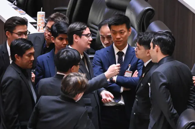 สส.ประชาชน กับ สส.ภูมิใจไทย ตั้งวงพูดคุยกันกลางสภา ในจังหวะชุลมุนก่อนโหวตร่างแก้ไขรัฐธรรมนูญ มาตรา 256/28 ในวาระที่ 2 เมื่อ 11 ธ.ค. 2568