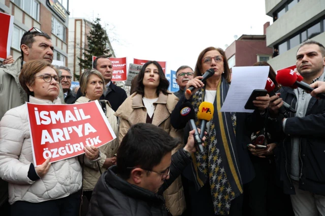 Gazeteciler 26 Mart'ta Ankara'da İsmail Arı'nın tutuklanmasını protesto etti
