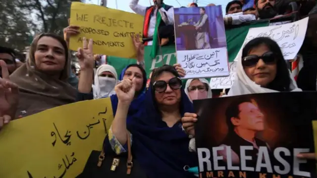 تصویر، شماری از معترضان را نشان می‌دهند،‌ در حالی که عکس‌های در حمایت از عمران خان نخست وزیر پیشین را به دست دارند.