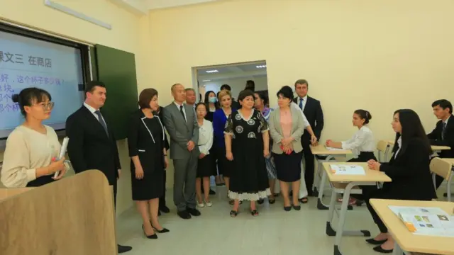 یک کلاس زبان‌آموزی چینی در دوشنبه، مرکز کنفوسیسوس