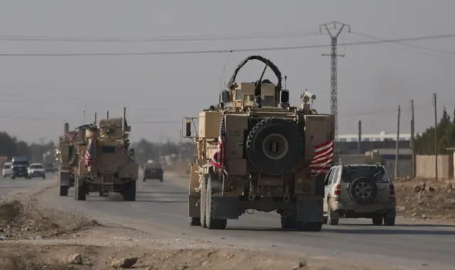 Американский флаг развевается на военной технике США в Хасаке, Сирия, 6 декабря 2024 года.